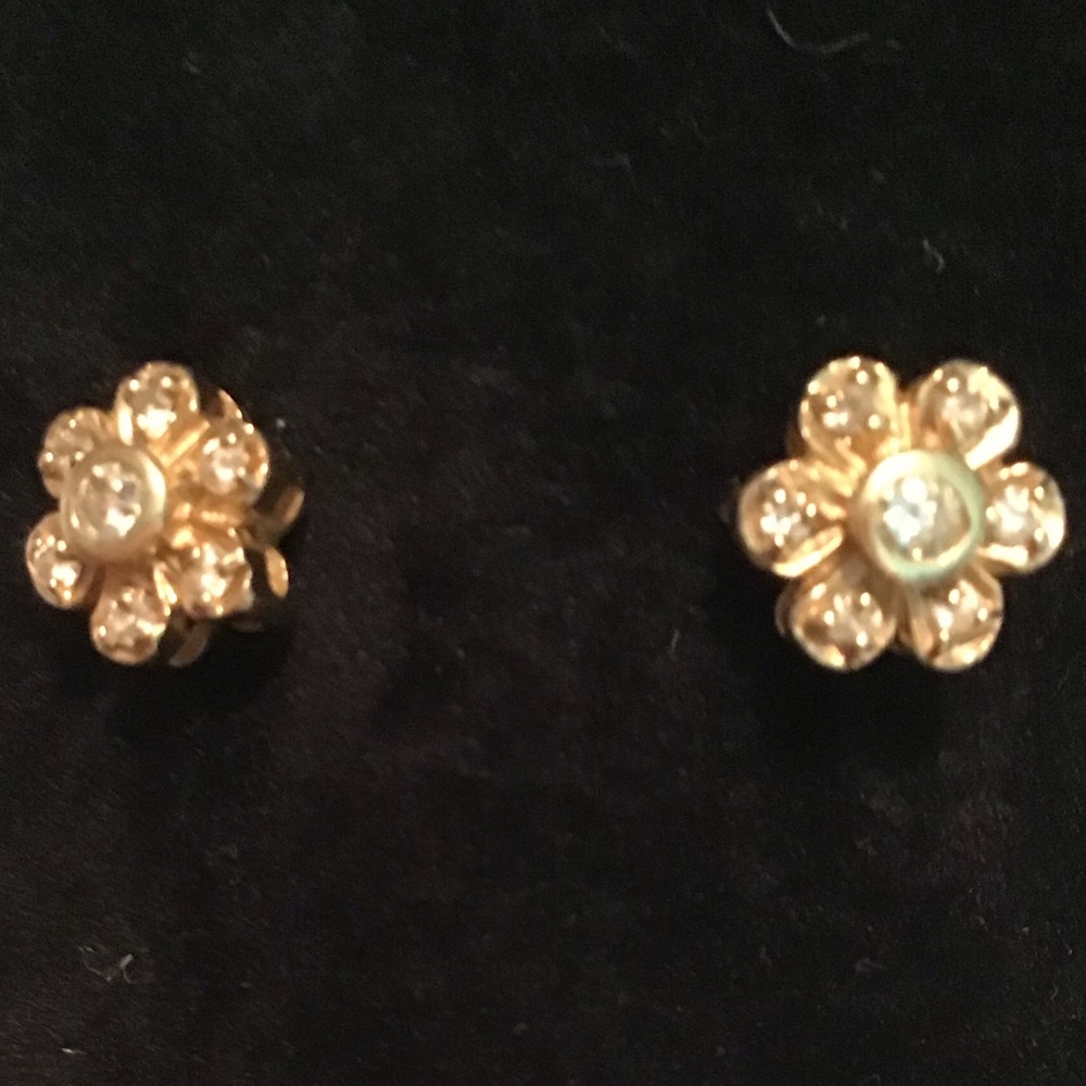 Pretty 14KT YG flower 🌺 diamond 💎 earrings!
